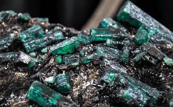 从赞比亚的一个矿山中发现了粗糙的祖母绿晶体
